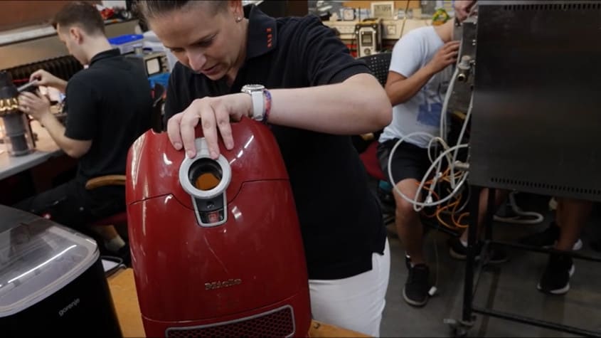 Berufsinfo-Video - AMS Video: Reparatur-Servicetechniker*in